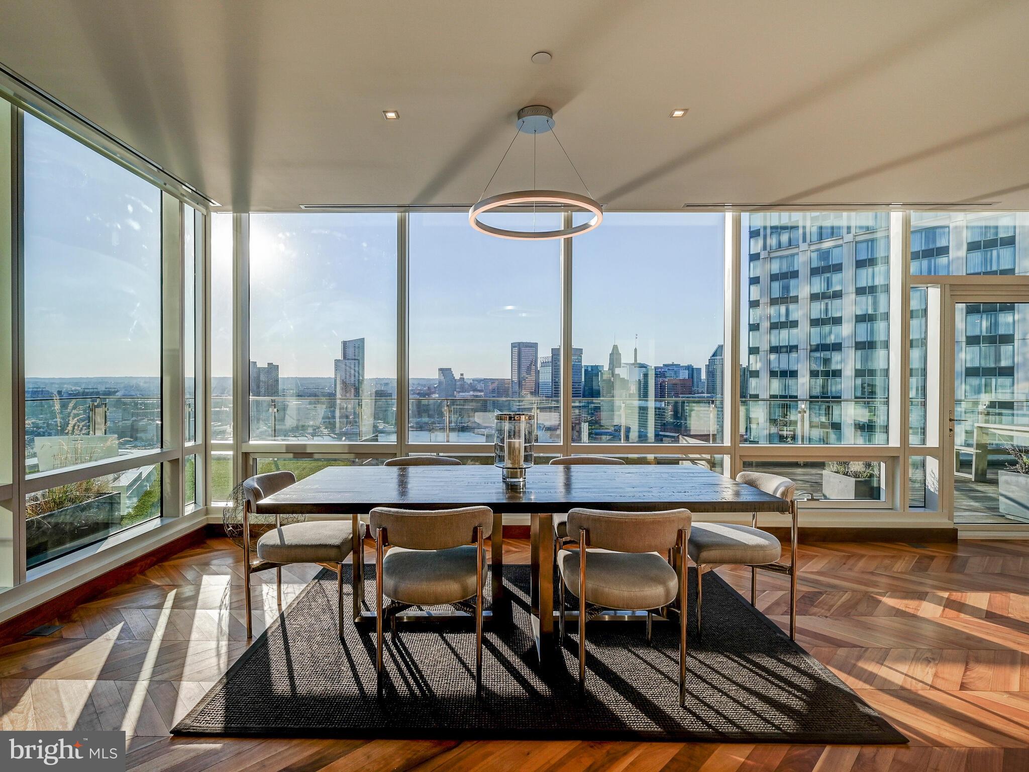 FOUR SEASONS PRIVATE RESIDENCES - Residential