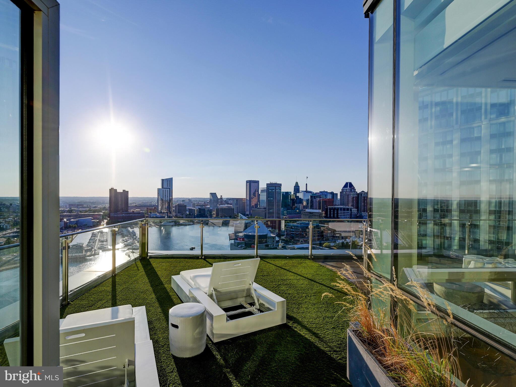 FOUR SEASONS PRIVATE RESIDENCES - Residential