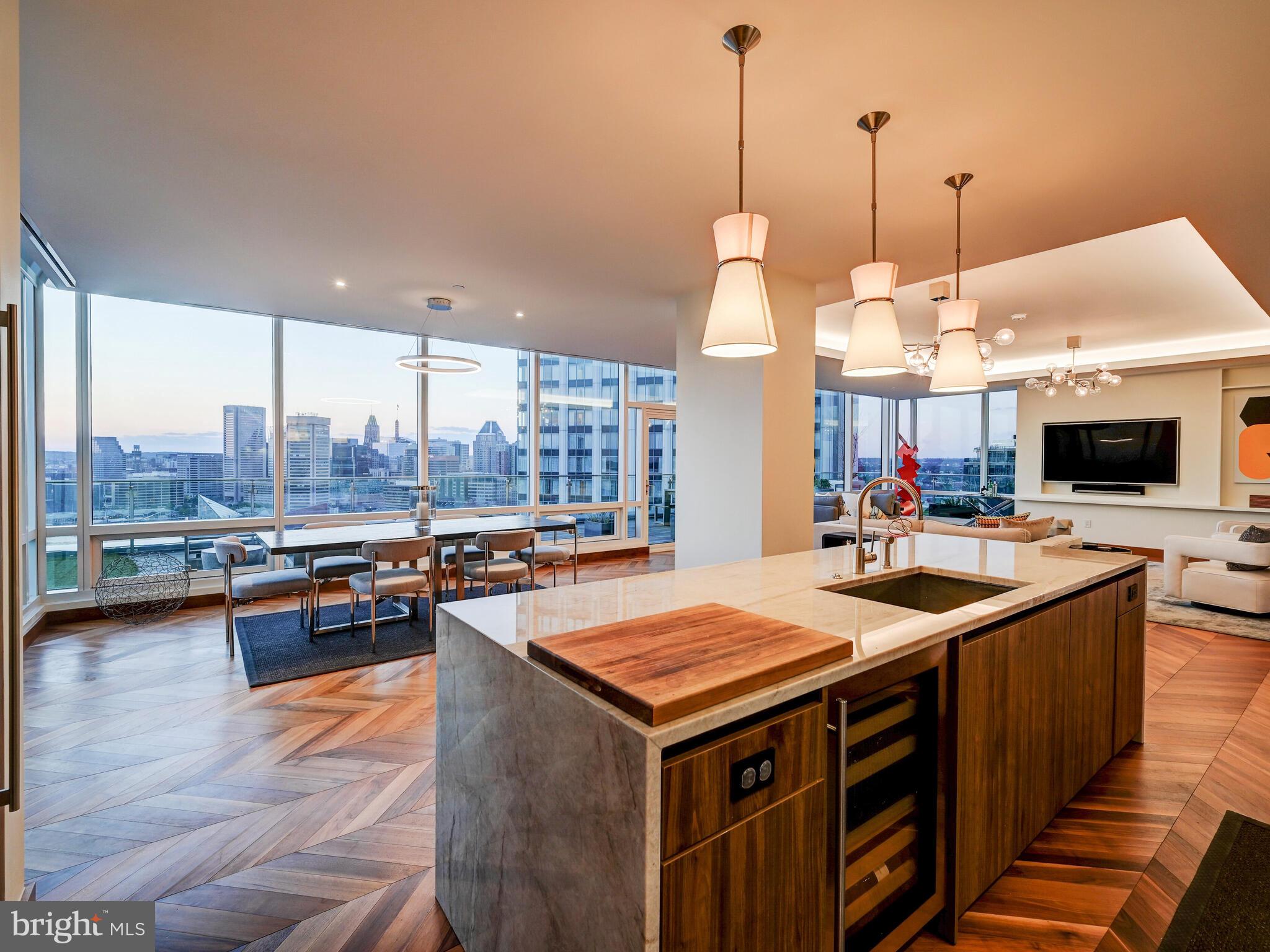 FOUR SEASONS PRIVATE RESIDENCES - Residential