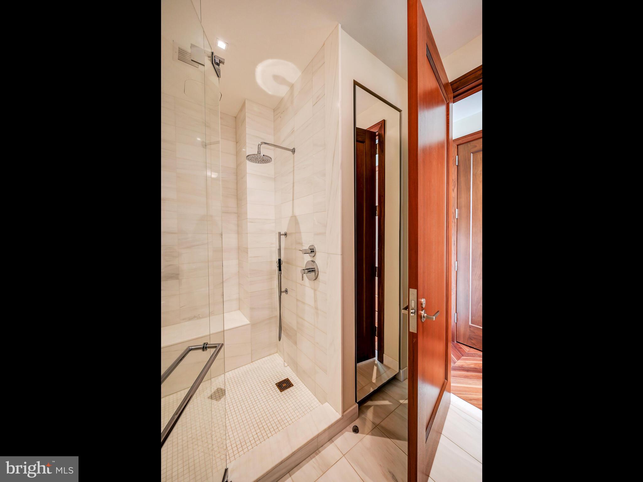 FOUR SEASONS PRIVATE RESIDENCES - Residential
