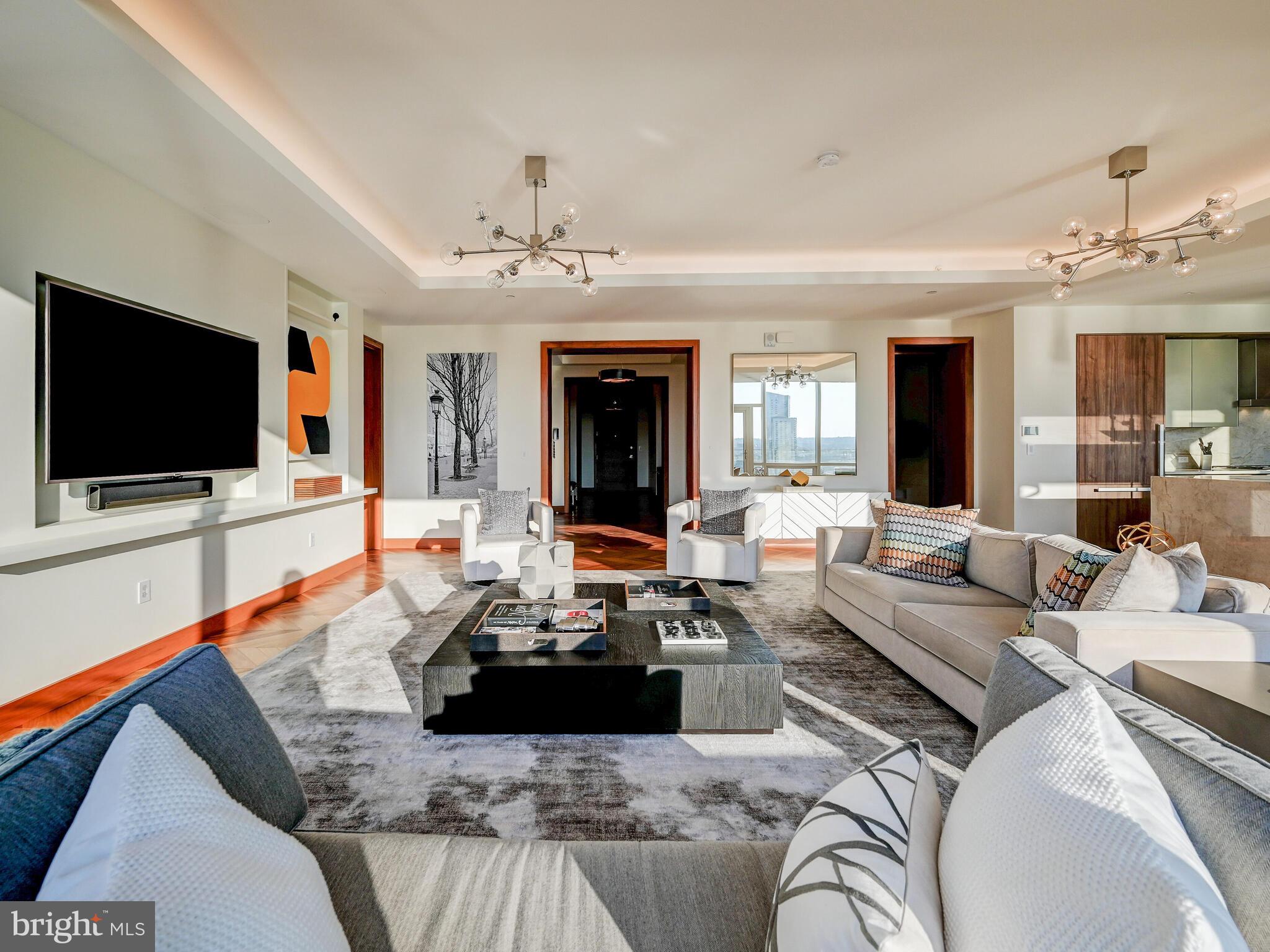 FOUR SEASONS PRIVATE RESIDENCES - Residential