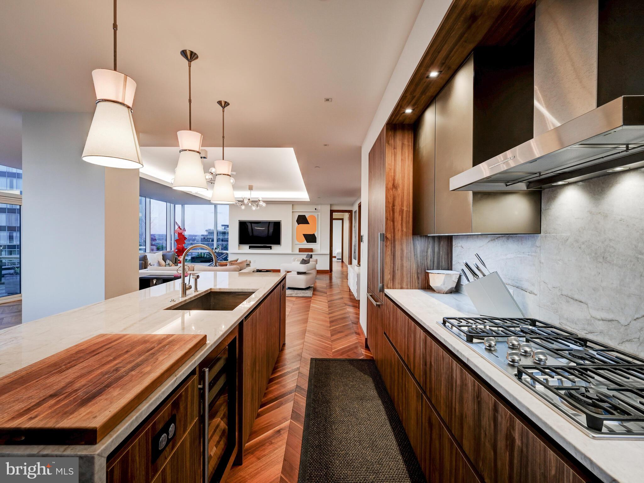 FOUR SEASONS PRIVATE RESIDENCES - Residential