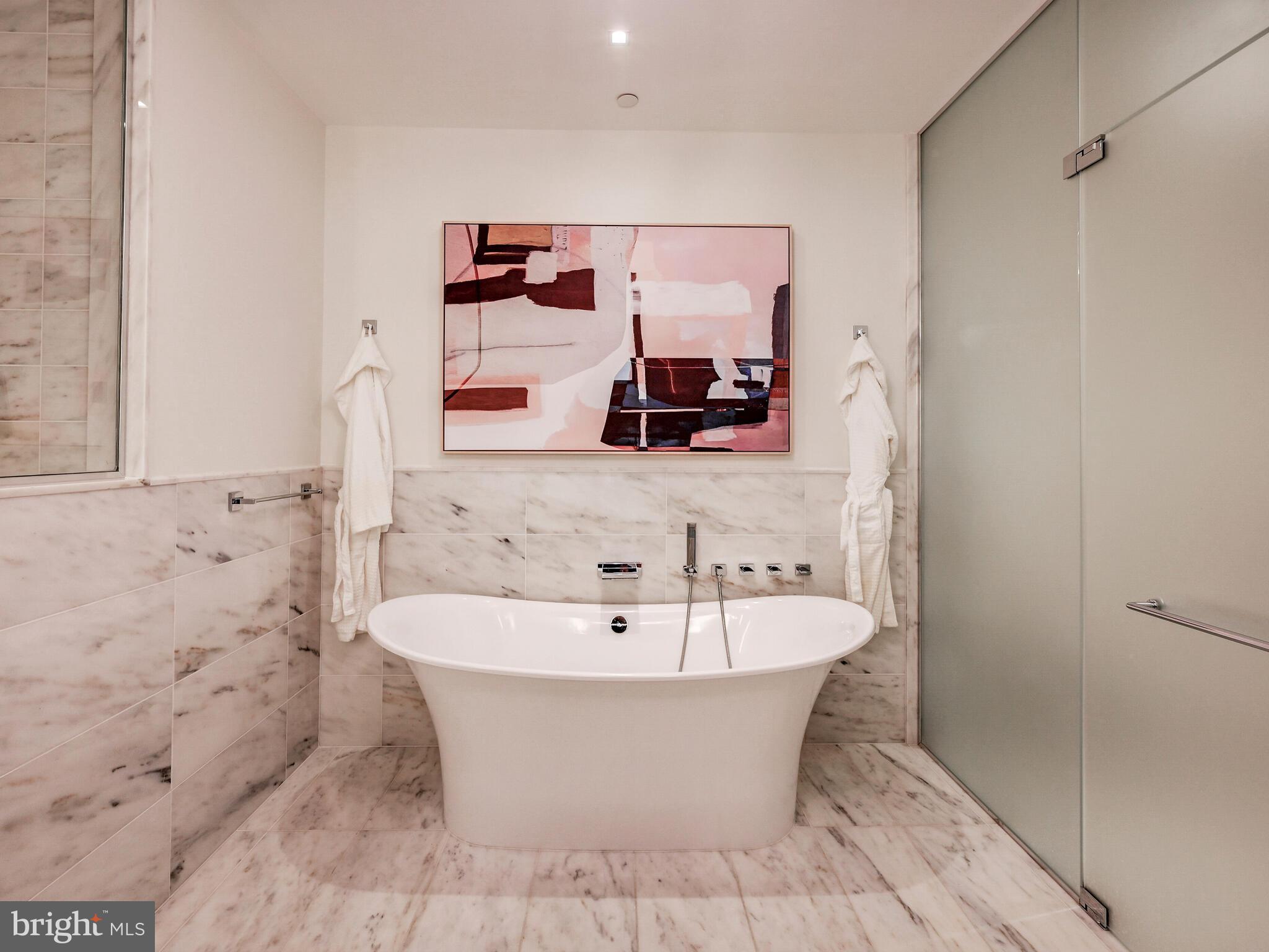 FOUR SEASONS PRIVATE RESIDENCES - Residential