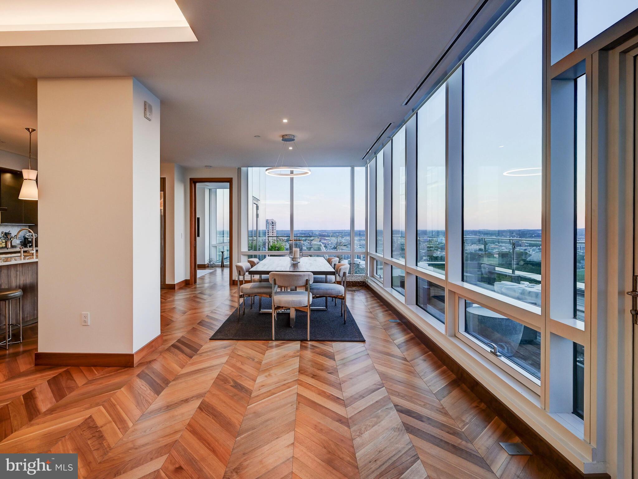 FOUR SEASONS PRIVATE RESIDENCES - Residential