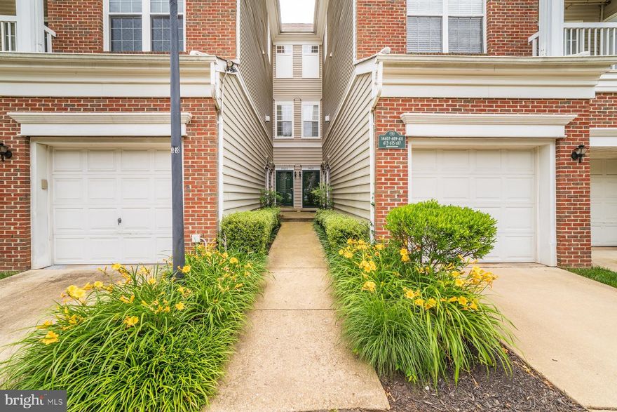 WELCOME TO HAMPSHIRE HALL AND ALL IT HAS TO OFFER! THIS SUPER CLEAN, SPACIOUS, 2 BEDROOM/2 BATHROOM TOWNHOUSE STYLED CONDO IS CONVENIENTLY LOCATED CLOSE TO SHOPS AND DINING. THIS HOME HAS BEEN LOVINGLY CARED FOR AND FEATURES A BRIGHT, GOURMET KITCHEN, MARBLE FIREPLACE, MASTER BEDROOM WITH EN SUITE, VAULTED CEILINGS ON UPPER LEVEL AND A WONDERFUL BALCONY.