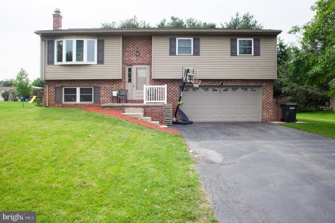 Photo of 253 Meadowlark Drive, Ephrata, PA 17522 (MLS # PALA2051904)