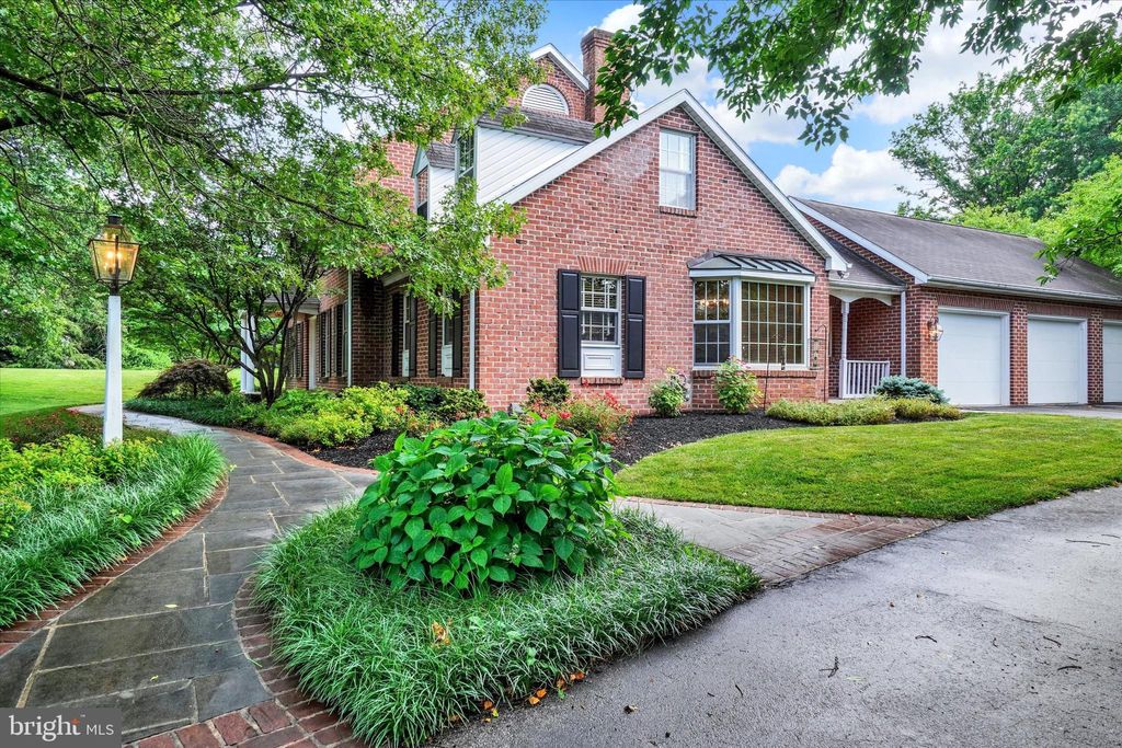 Photo of 2020 Parkton Lane, YORK, PA 17408 (MLS # PAYK2091050)