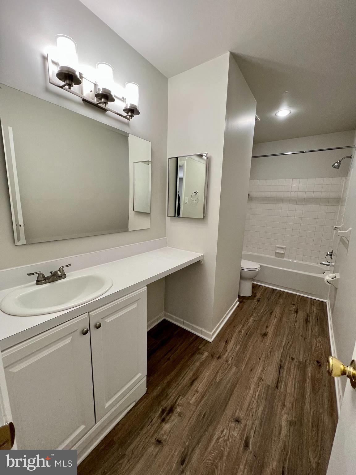 LOGAN SQUARE - Residential Lease