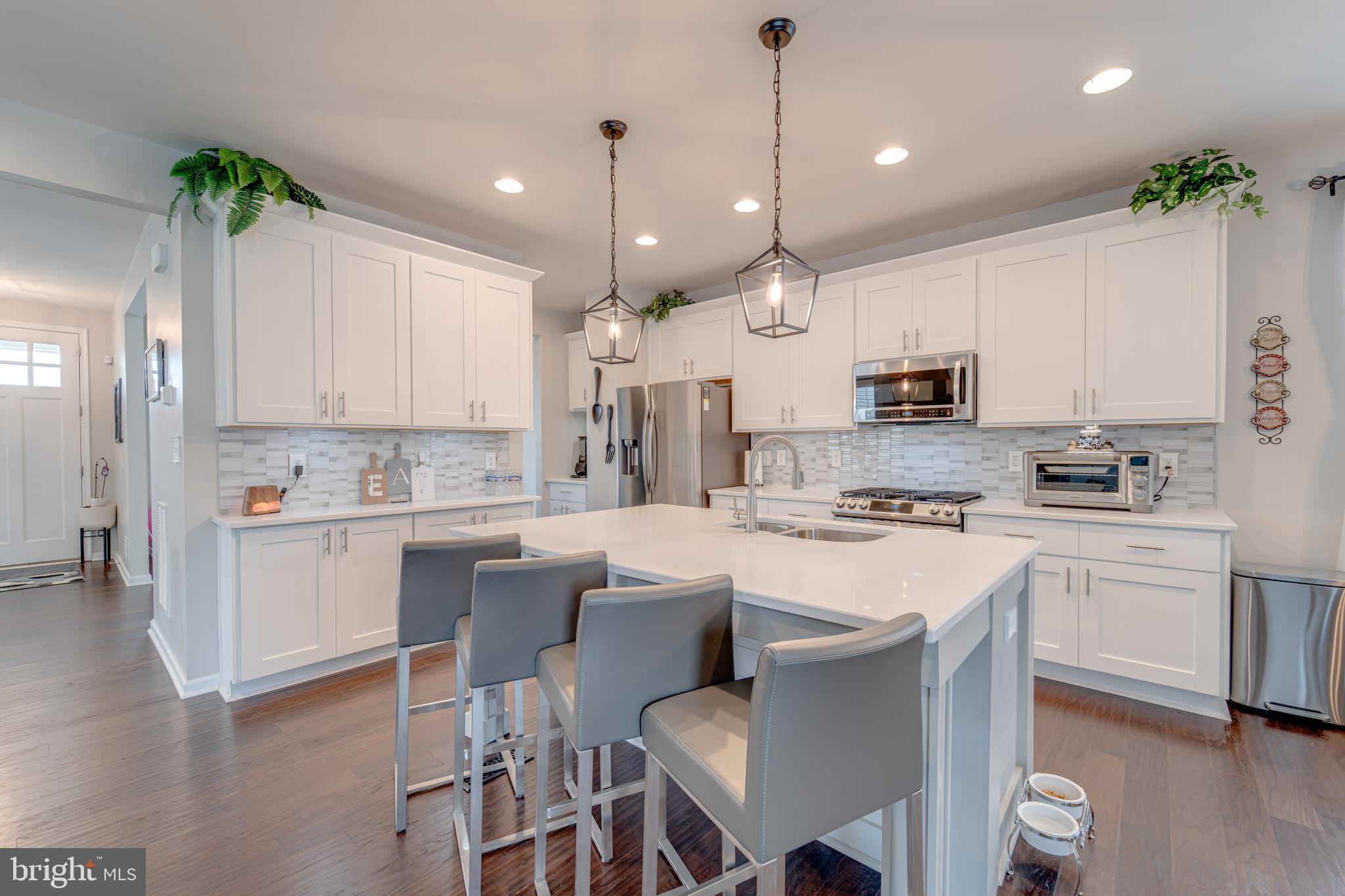 990 FORSYTHIA LANE