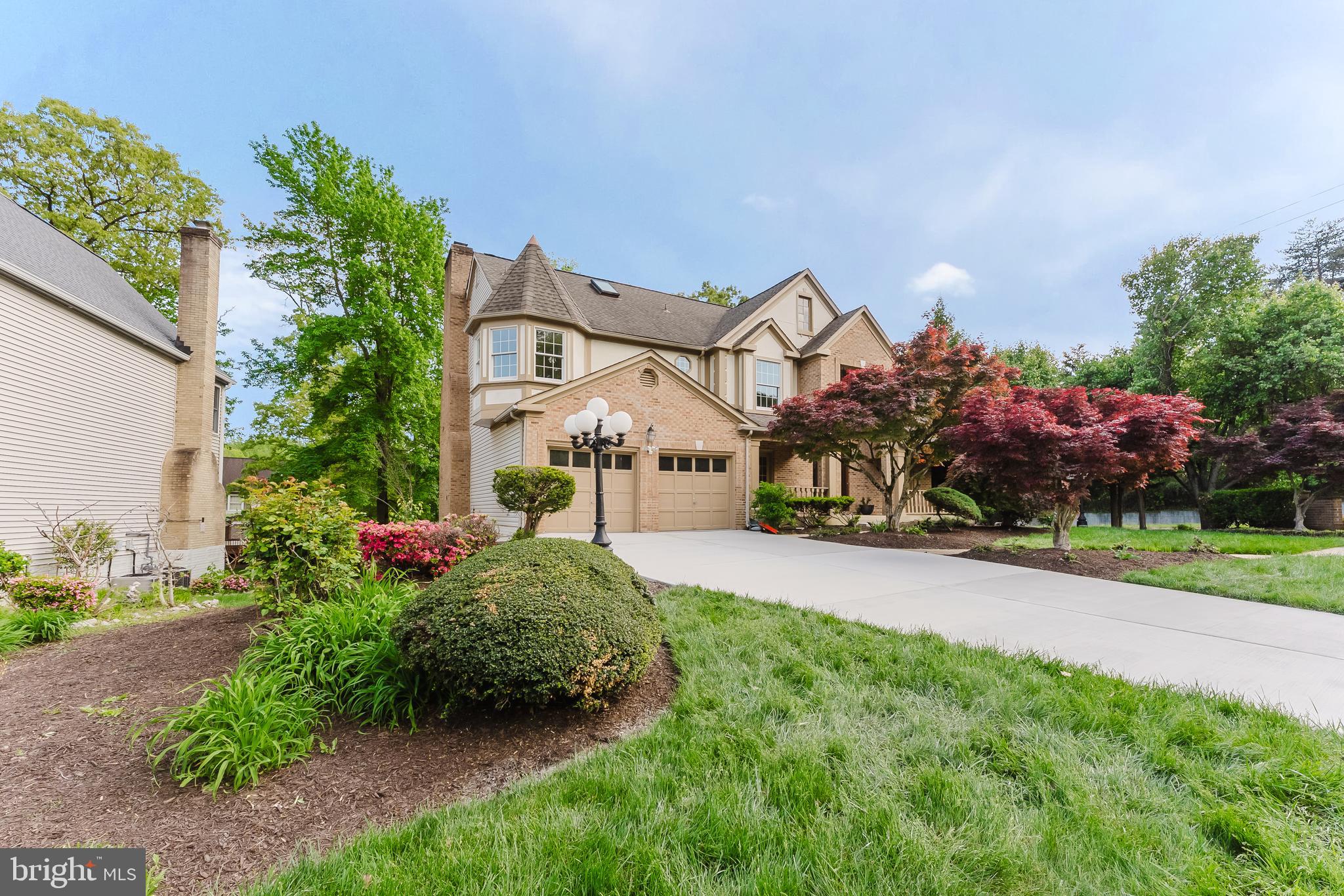 9461 WOODED GLEN AVENUE