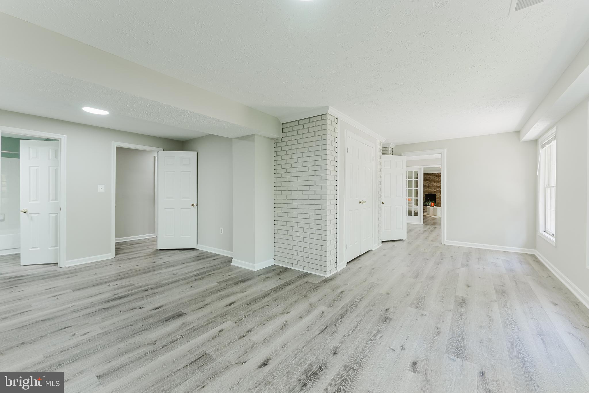 WOODED GLEN - Residential