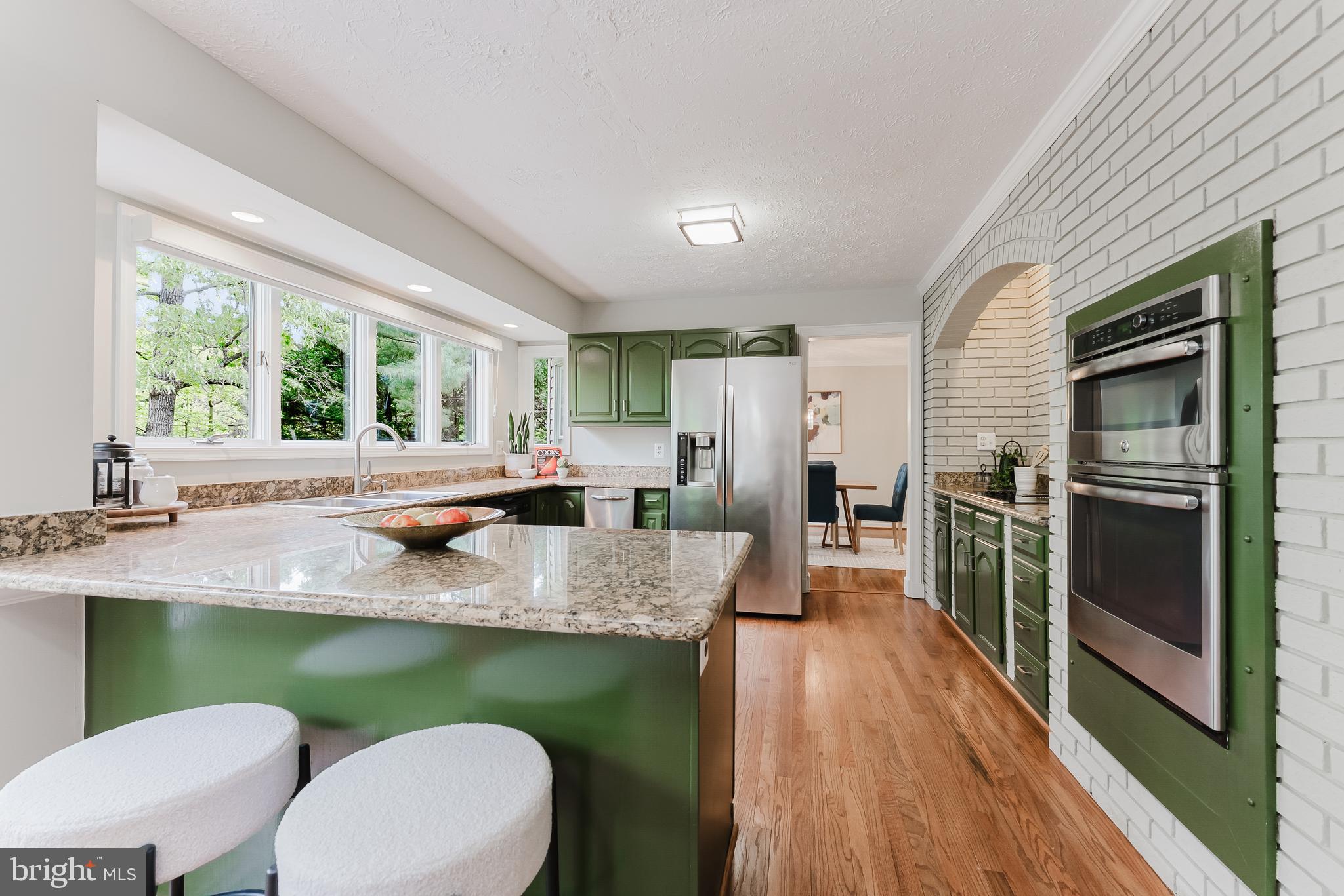 9461 WOODED GLEN AVENUE