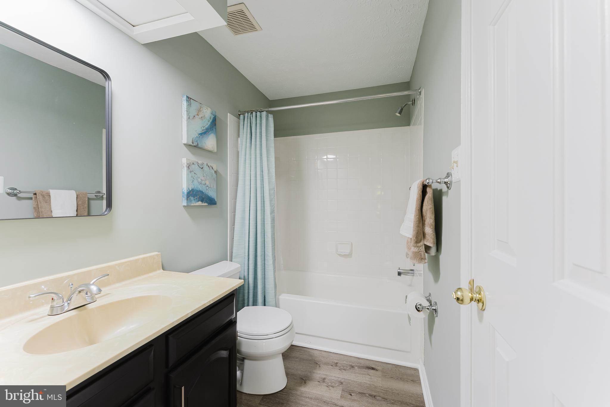 WOODED GLEN - Residential