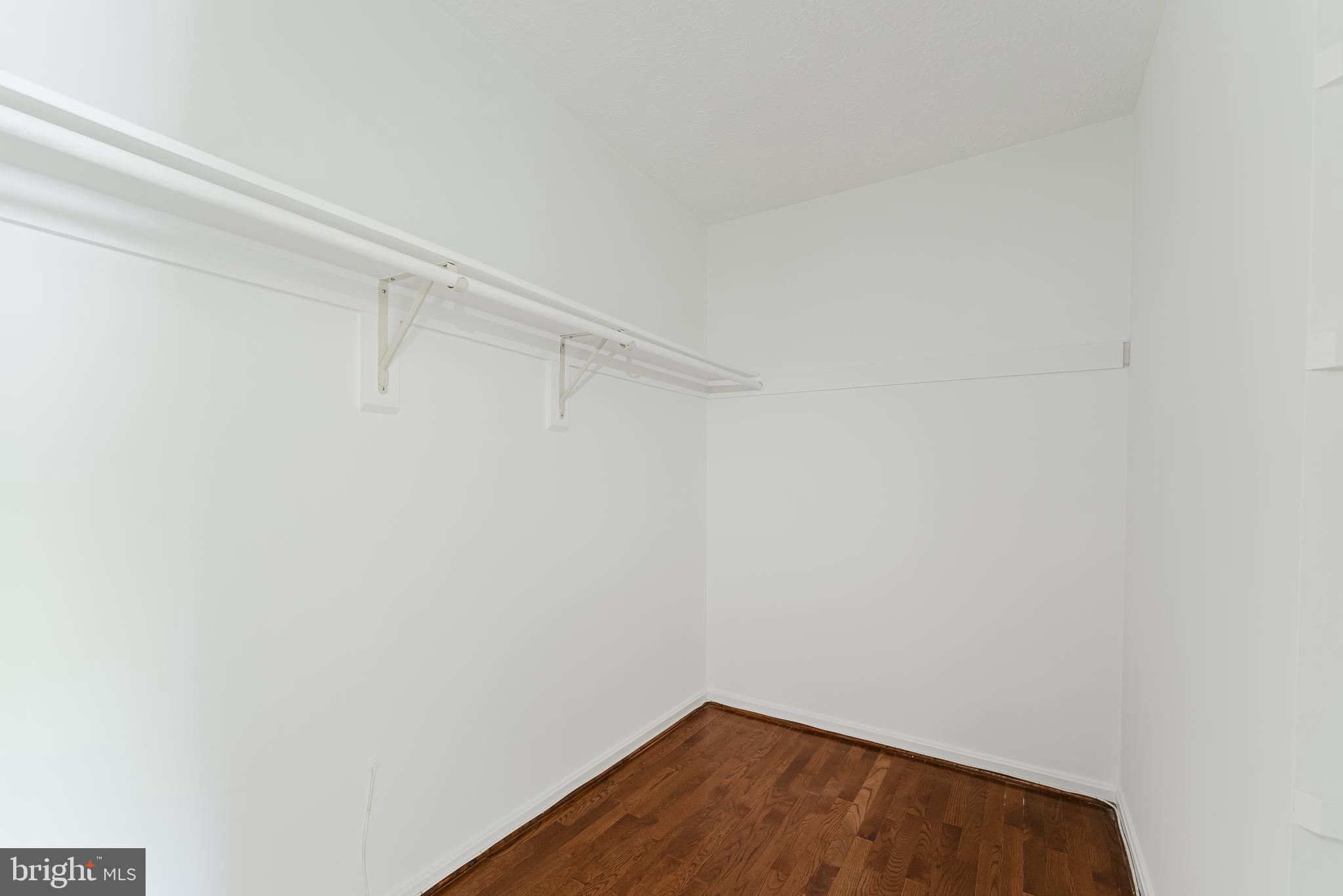 WOODED GLEN - Residential