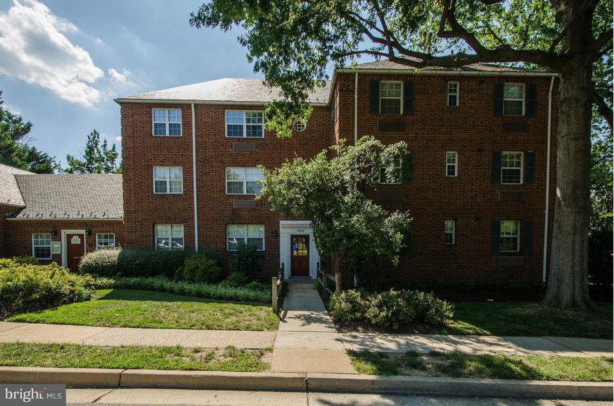 Open House Cancelled! The largest 1 bedroom model in Potowmack Crossing freshly painted with NEW HVAC, FRIG, RANGE, & DISHWASHER, refinished parquet floors, fabulous woodwork throughout, newer washer/dryer, lots of storage, Across the street from GW Trail, one stoplight to DC and National Airport, walk to Buzz, Rustico, and everything new happening on North end of OT.