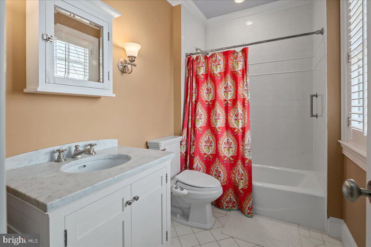 COUNTRY CLUB HILLS - Residential