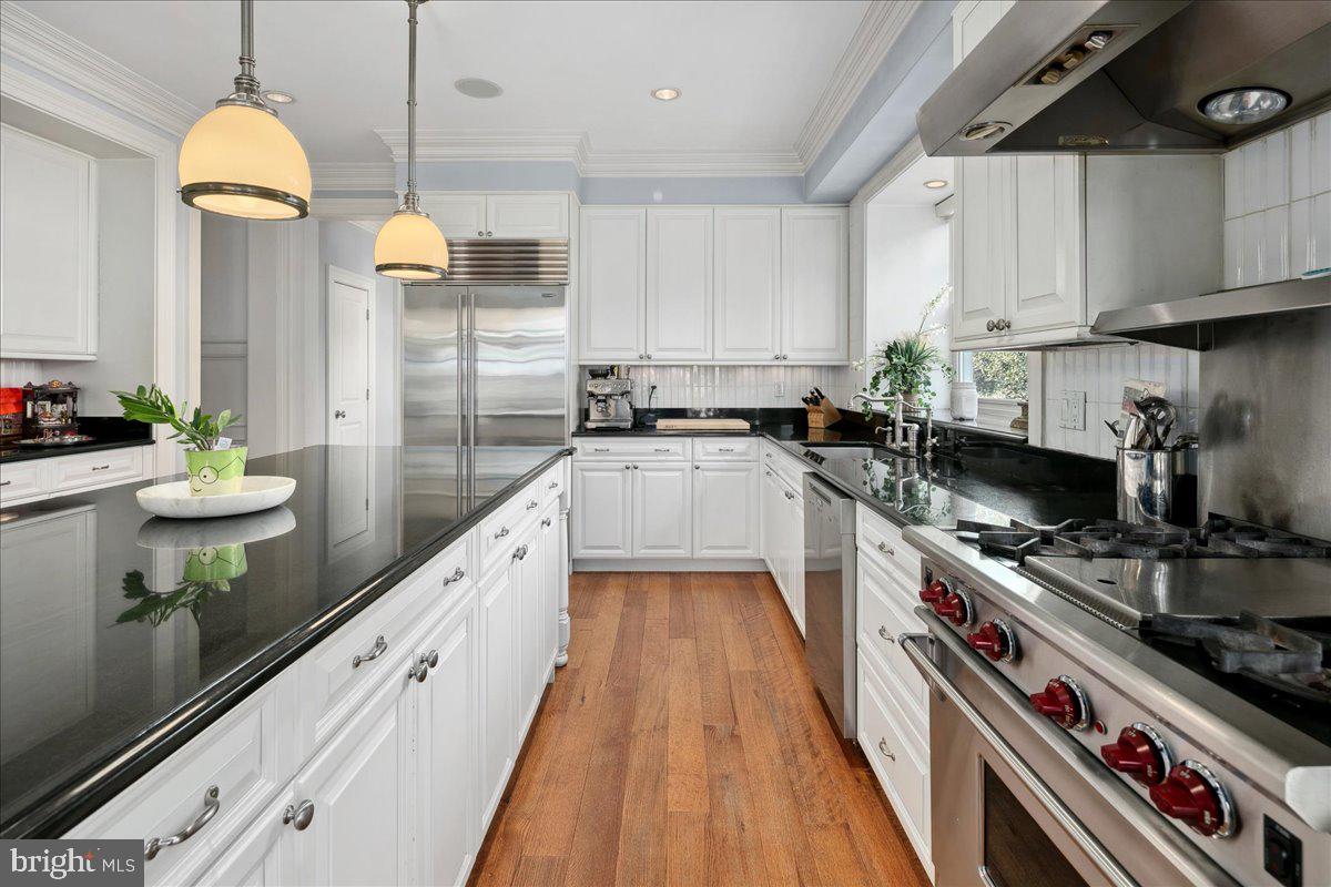 COUNTRY CLUB HILLS - Residential