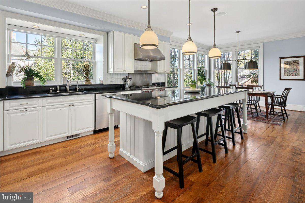 COUNTRY CLUB HILLS - Residential