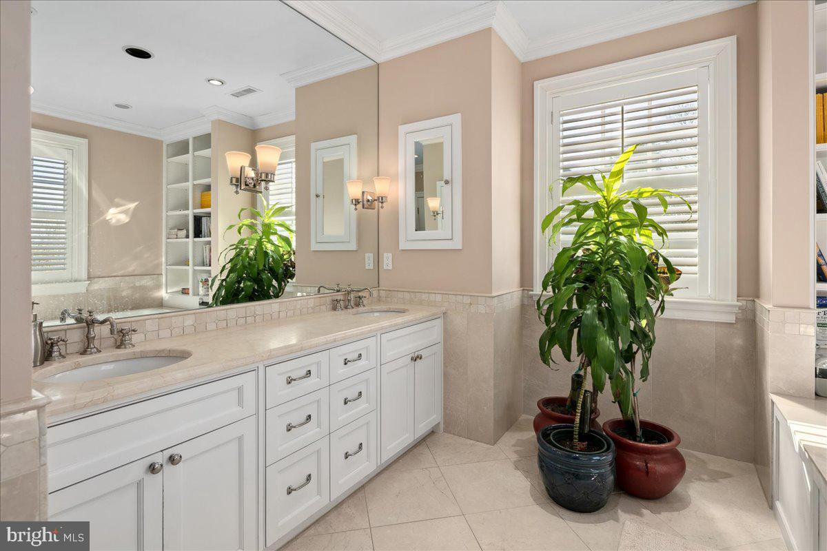 COUNTRY CLUB HILLS - Residential