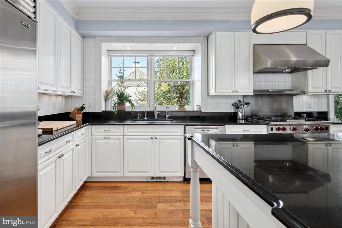 COUNTRY CLUB HILLS - Residential