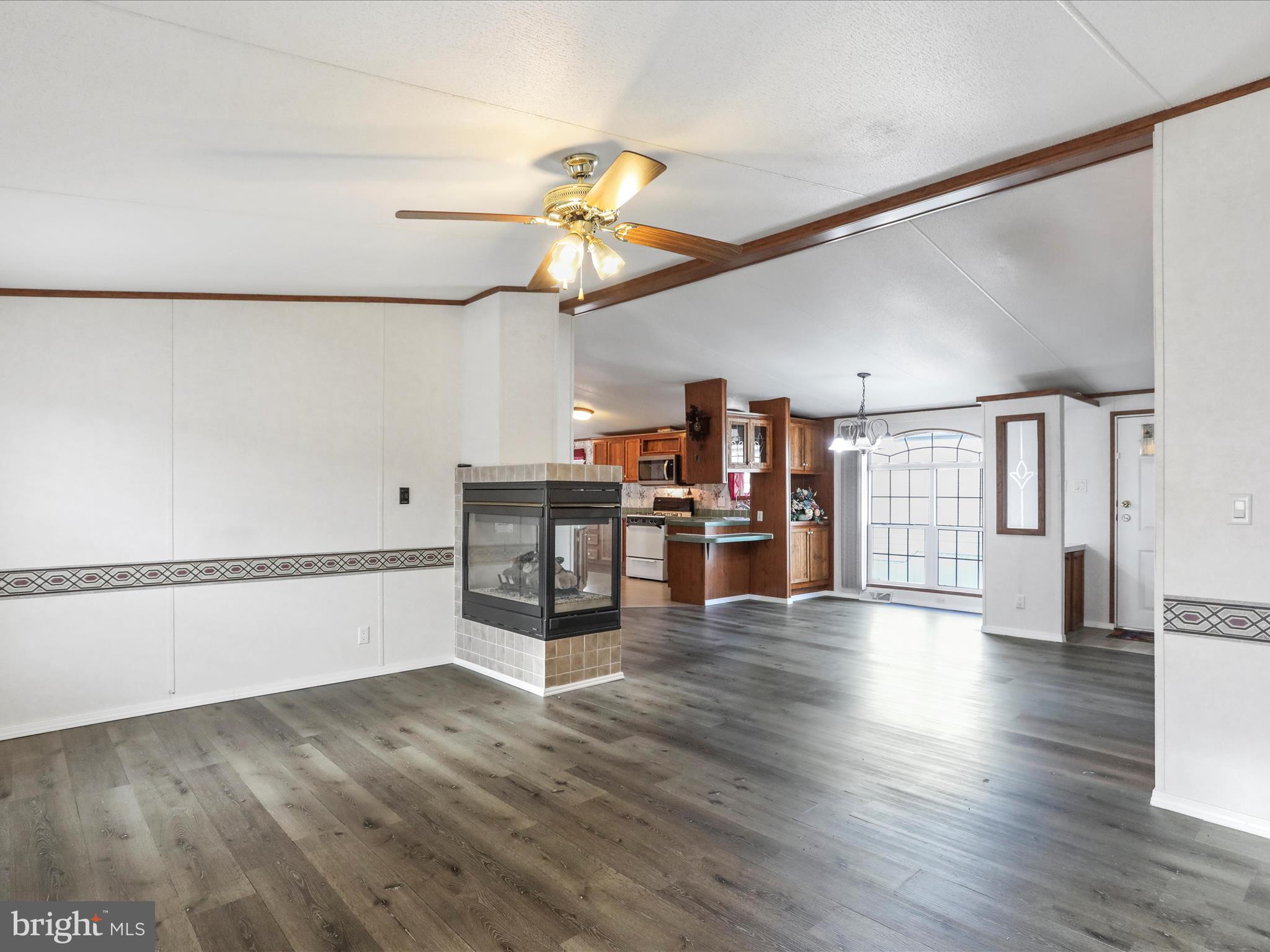 LAKESIDE VILLAGE - Residential