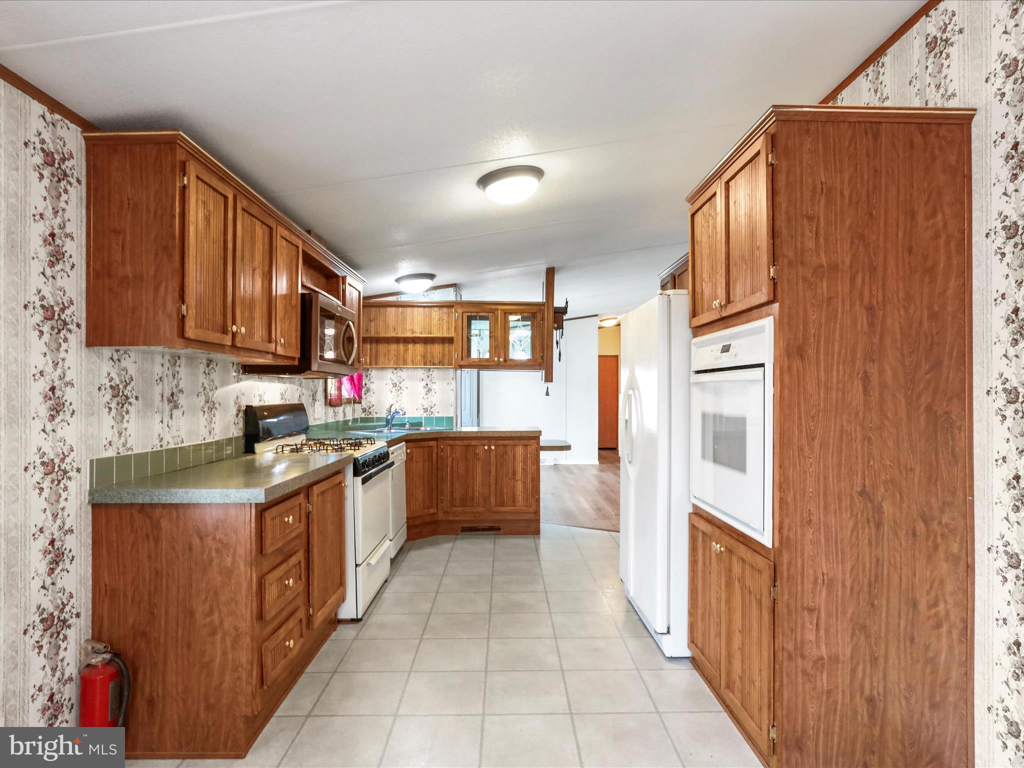 LAKESIDE VILLAGE - Residential