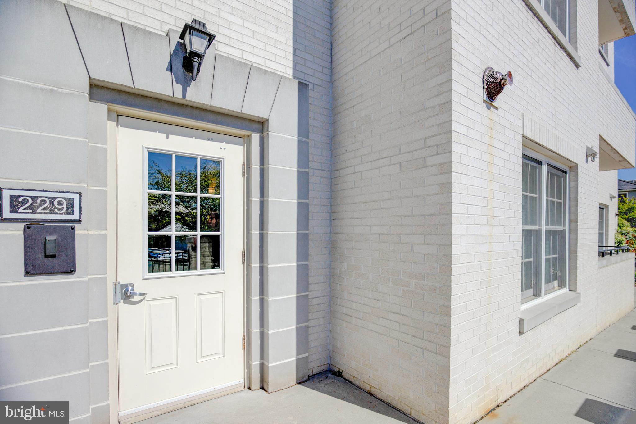 GATEHOUSE CONDOMINIUM - Residential Lease