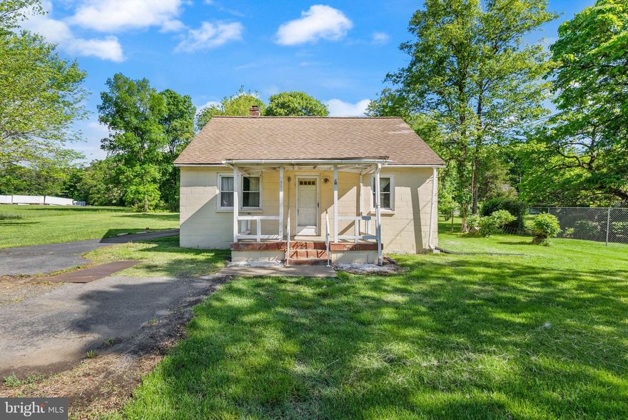 ***LOCATION, LOCATION, LOCATION***

Investors Welcome! ALL INDIVIDUALS MUST BE ACCOMPANIED BY THEIR AGENT DURING ALL SHOWINGS.  Cash, Reno-Loan, Hard Money Lender accepted
On under an acre (.57+/-) , 114+/- ft of road frontage, this 3 bedroom, 1 bathroom home in NOKESVILLE VA consists of 1605sqft+/- on a stunning lot. The home has the full potential to renovate to one's liking. Bathroom floor needs repair, do not walk on it. Property with all structures to be sold as-is. 

LOCATION, LOCATION, LOCATION!!! Close to Hectors of Nokesville, Harris Teeter, Black Sheep