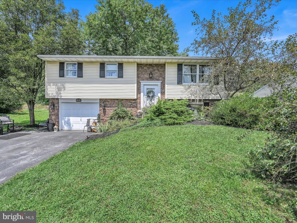 Photo of 3189 Thornapple Drive, Lancaster, PA 17601 (MLS # PALA2055166)