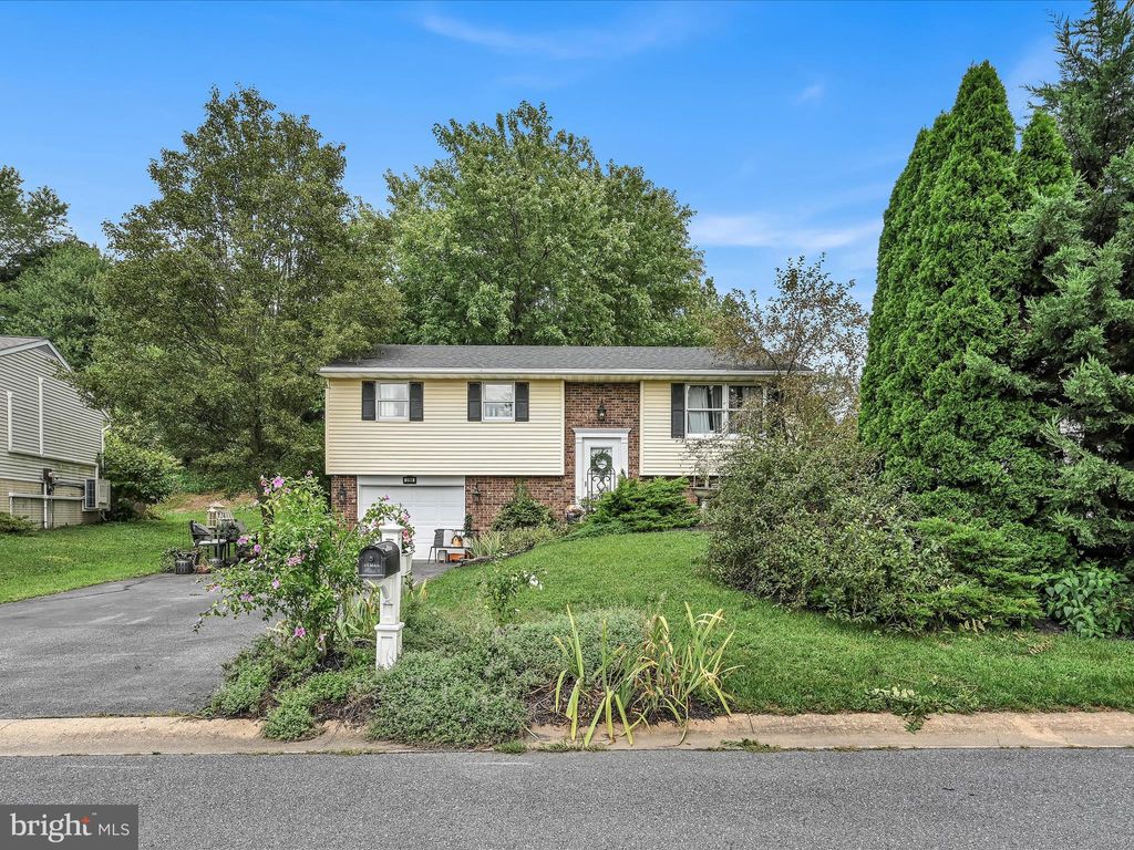 Photo of 3189 Thornapple Drive, Lancaster, PA 17601 (MLS # PALA2055166)