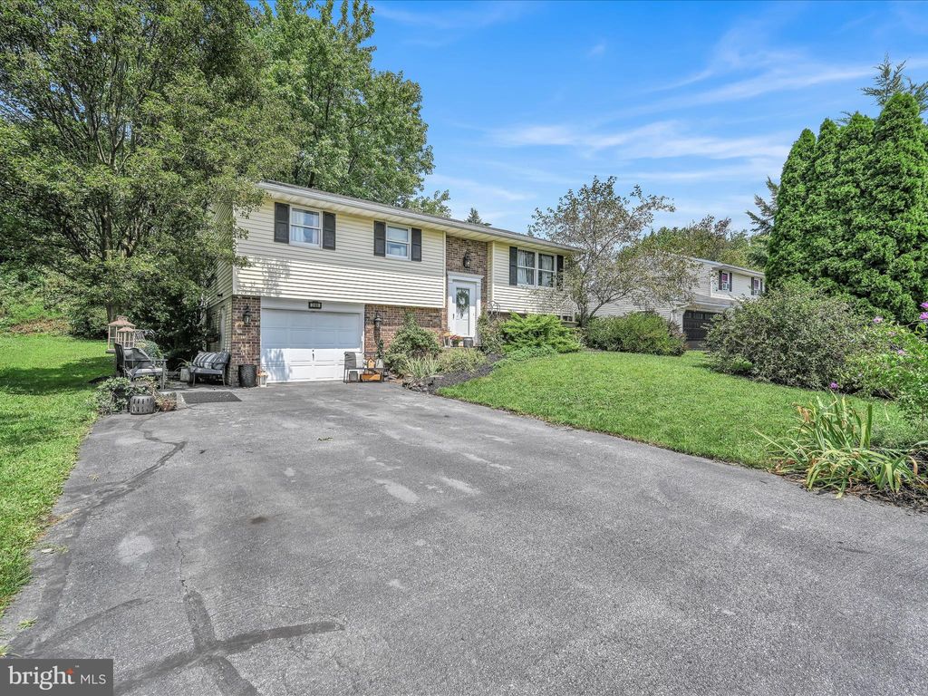 Photo of 3189 Thornapple Drive, Lancaster, PA 17601 (MLS # PALA2055166)