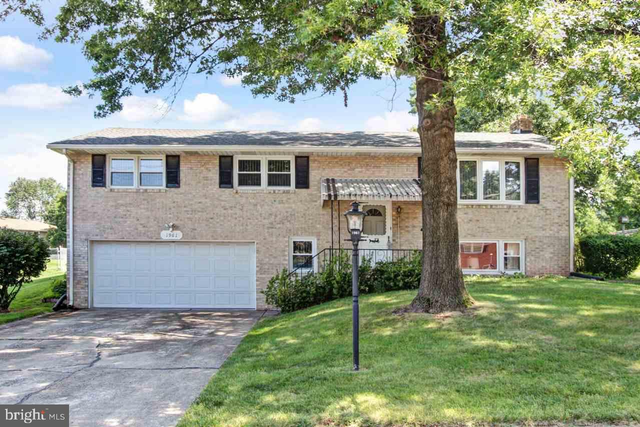 Large all brick home on a very nice nearly 1/2 acre lot. Large screened in rear patio. Living Room and Family Room with fireplace. 2 car garage.