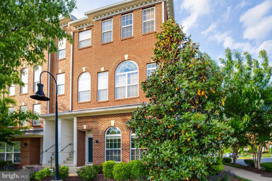 MARKET CENTER CONDOMINIUM - Residential Lease