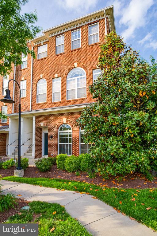 MARKET CENTER CONDOMINIUM - Residential Lease