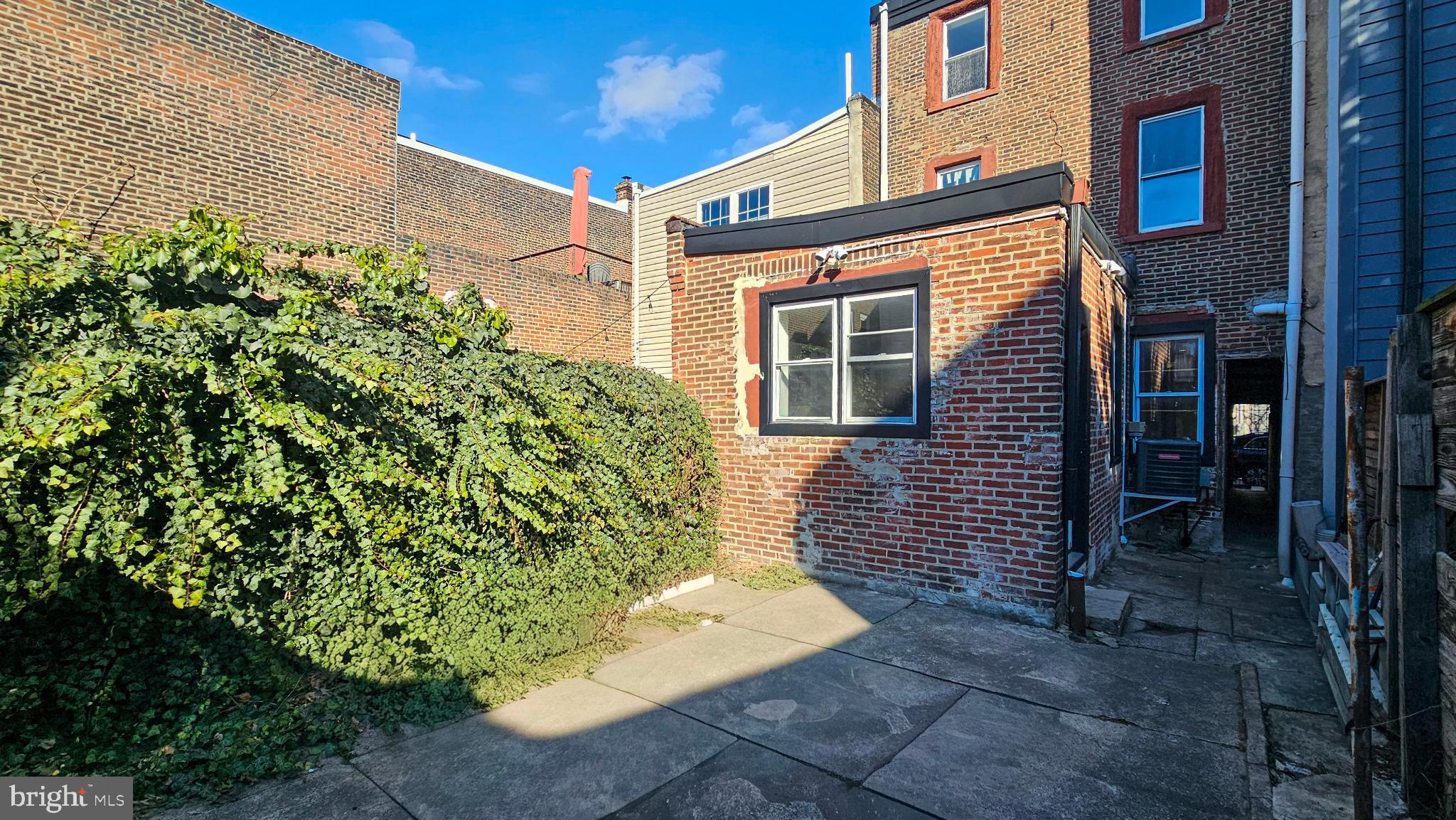 EAST KENSINGTON - Residential