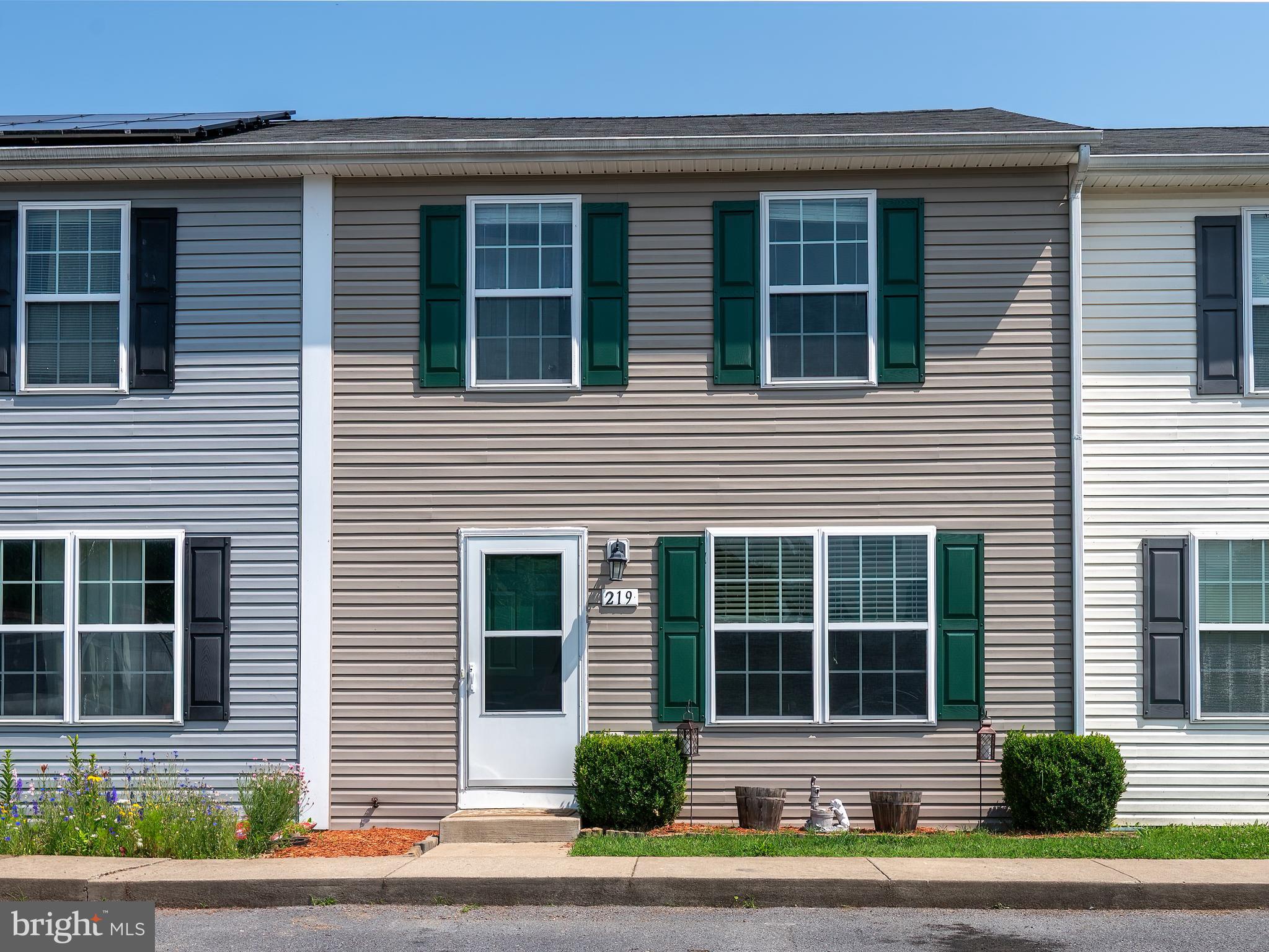 TWO BEDROOM, 1.5 BATHS ON LEVEL LOT. FENCED YARD, TWO PARKING SPACES
CLOSE TO TOWN AND NEAR TOWN PARK.