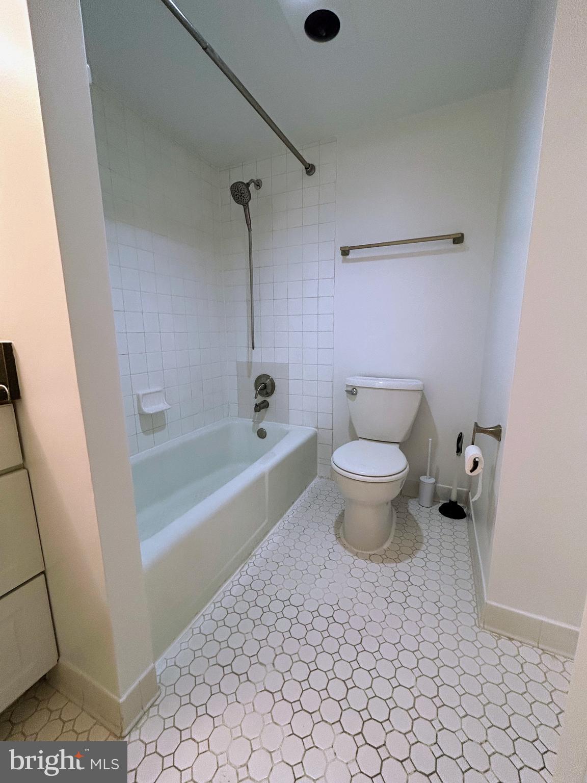 HUNTING CREEK CLUB CONDOMINIUMS - Residential Lease