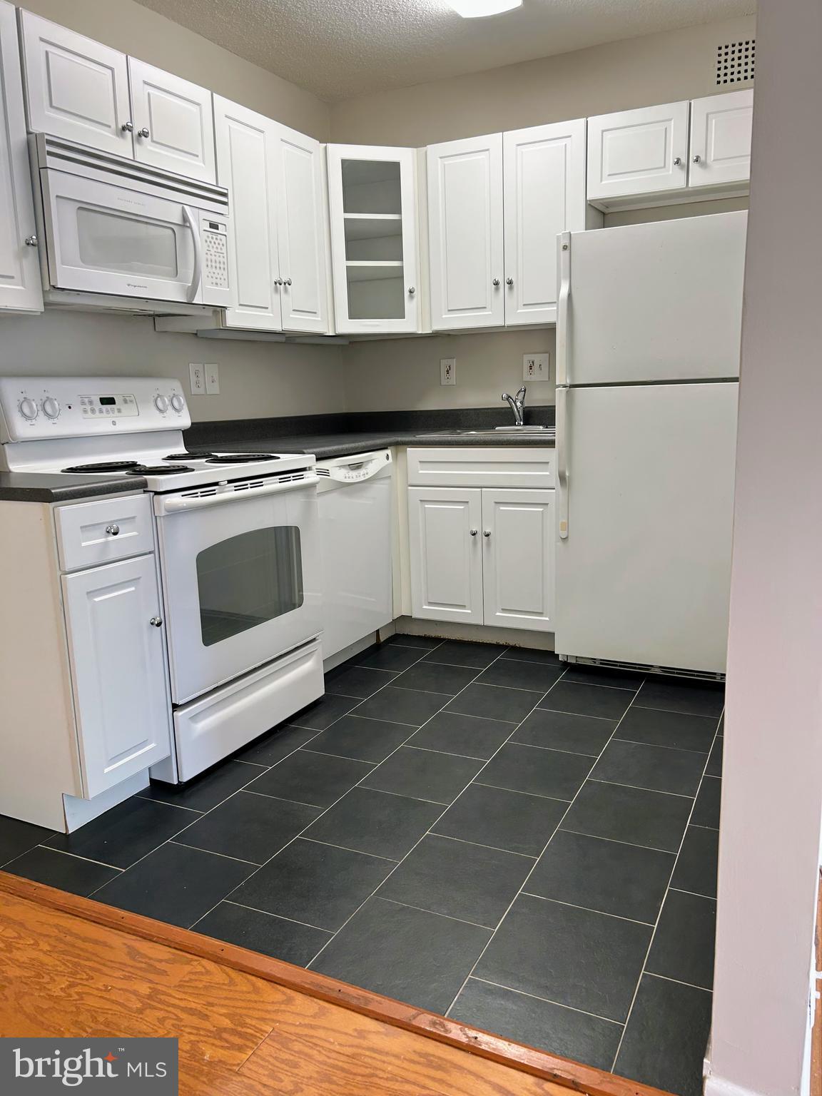 HUNTING CREEK CLUB CONDOMINIUMS - Residential Lease