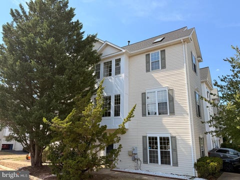 Townhouse For Rent - 2542 Logan Wood Dr<br/> HERNDON, VA 20171