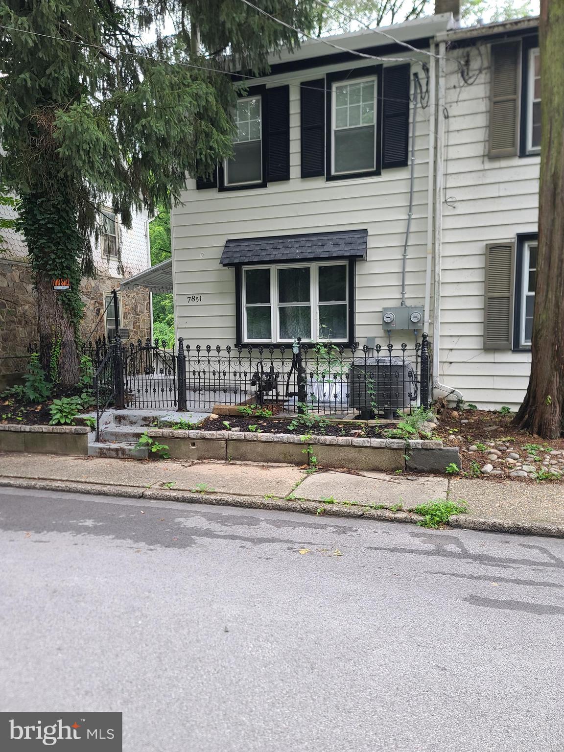 Come and see this perfect place to call home in Elkins Park. Great location, close to Rt 73 and 611, and 309, shopping, schools, and parks. This is a 3 bdrm 2.5 bath apartment that has been newly renovated. The main floor is open with a full kitchen with shaker cabinets, stainless appliances, and quartz counters. There is a large living room and a full dining room. All of the flooring is brand new vinyl. The 2nd floor has a master suite with a full bath and 2 additional bedrooms and a 3pc common bath. Both bathrooms are newly remodeled with brand new fixtures and tile work.
Additional features include new central air, first floor powder room, lower level laundry with washer and dryer included, off street parking, and plenty of additional storage in the attic.