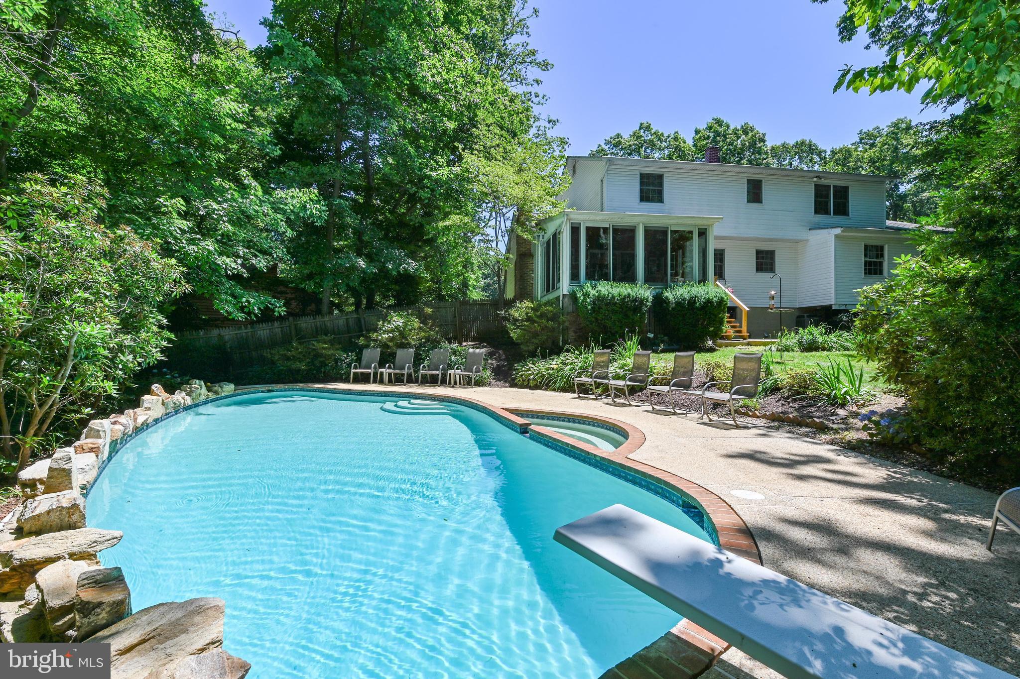 ROLLING KNOLLS - Residential