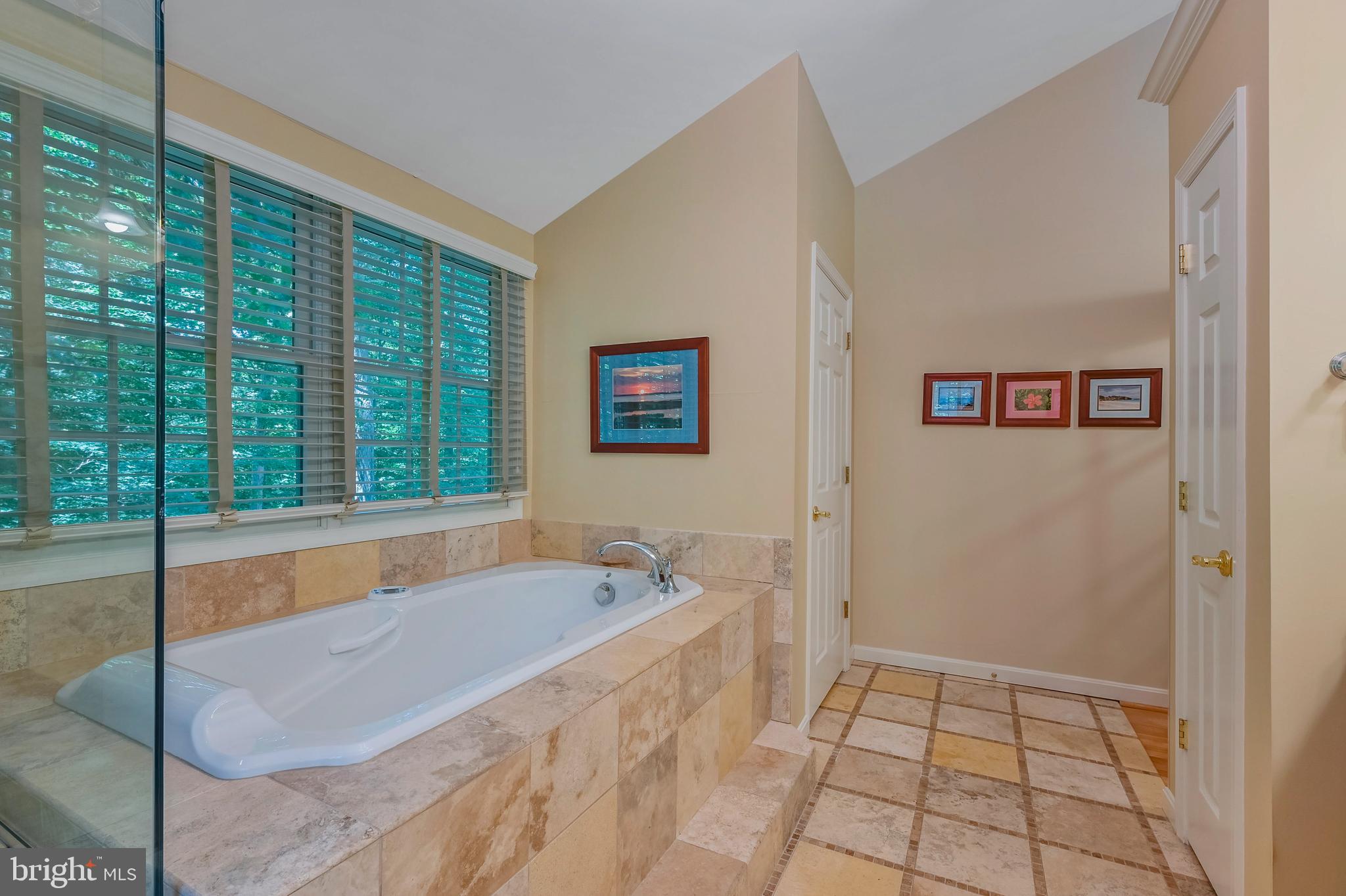 ROLLING KNOLLS - Residential