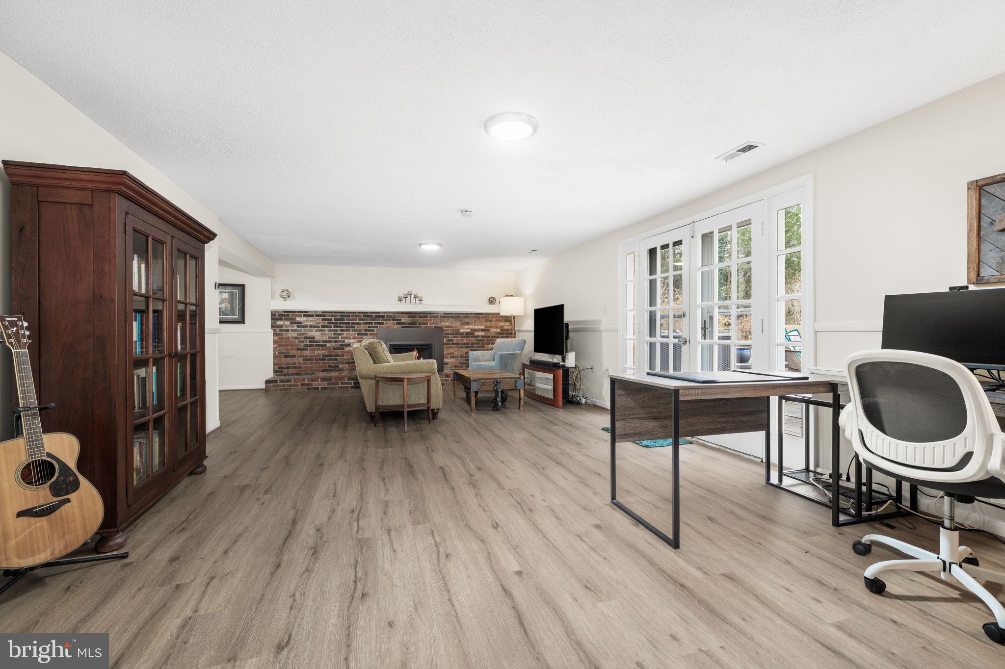 MANOR LAKE - Residential