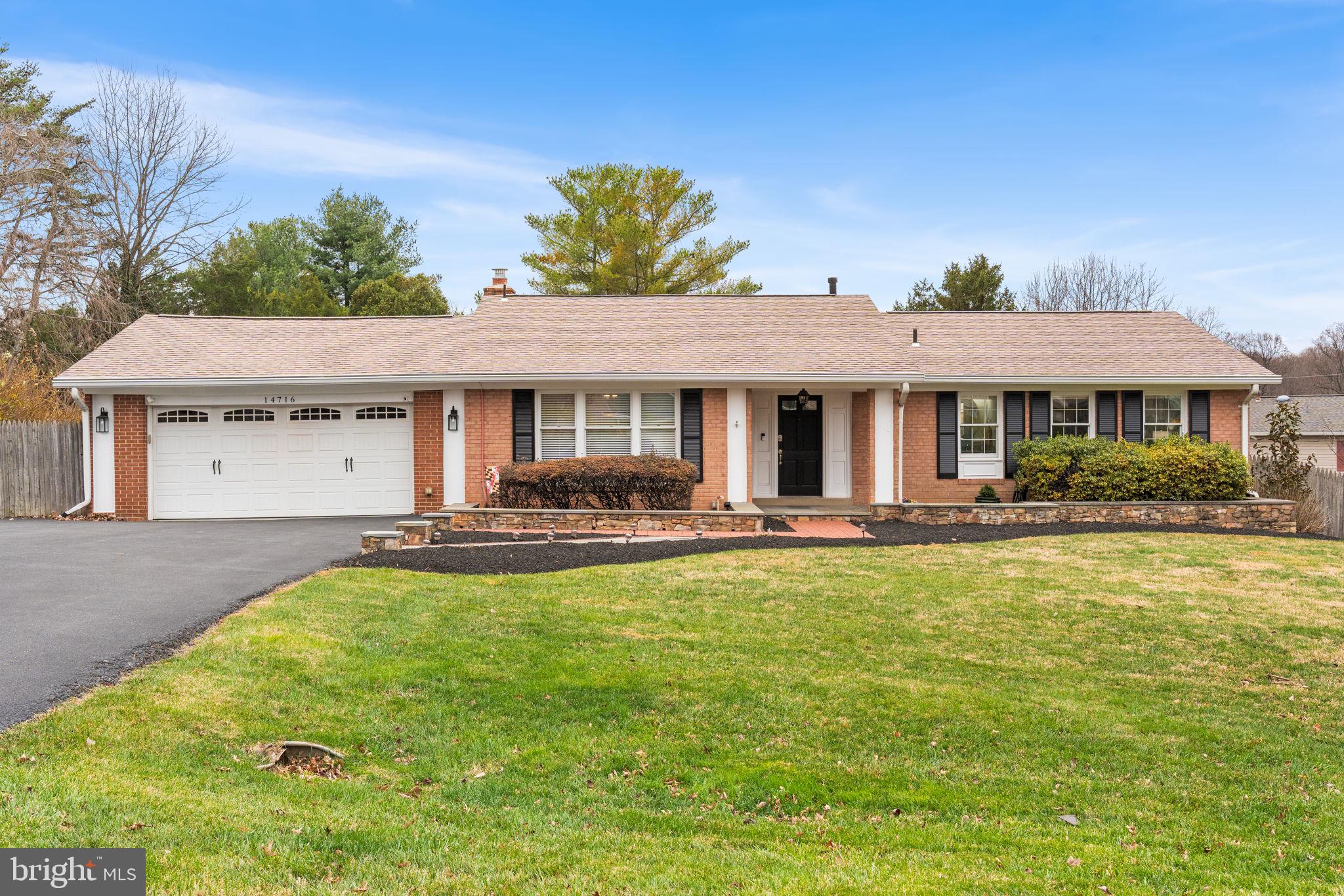 MANOR LAKE - Residential