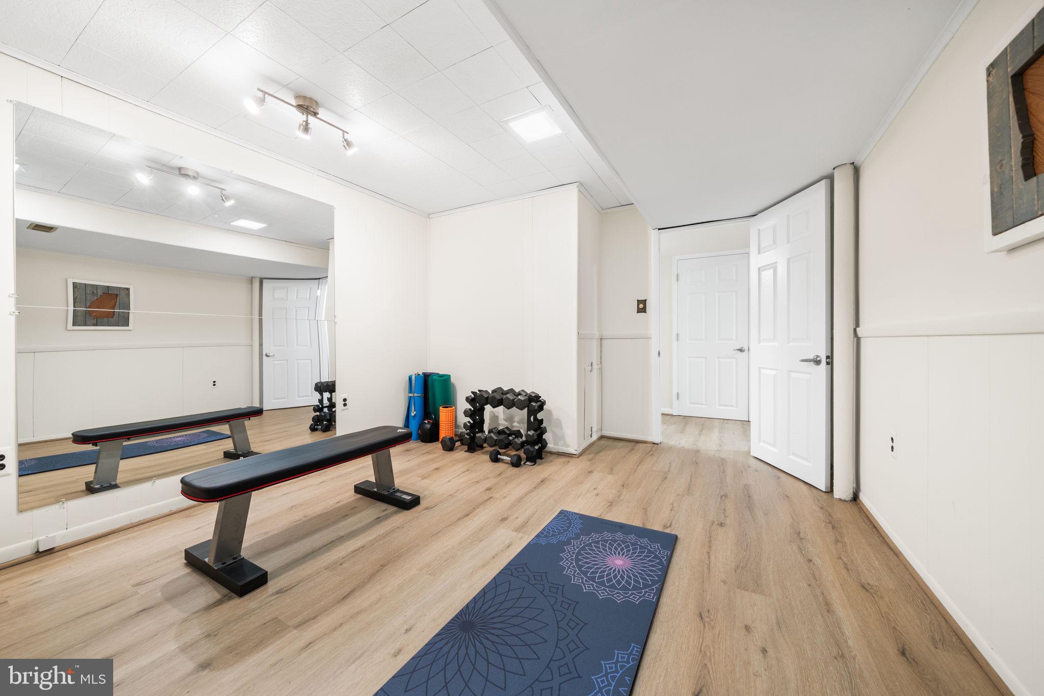 MANOR LAKE - Residential