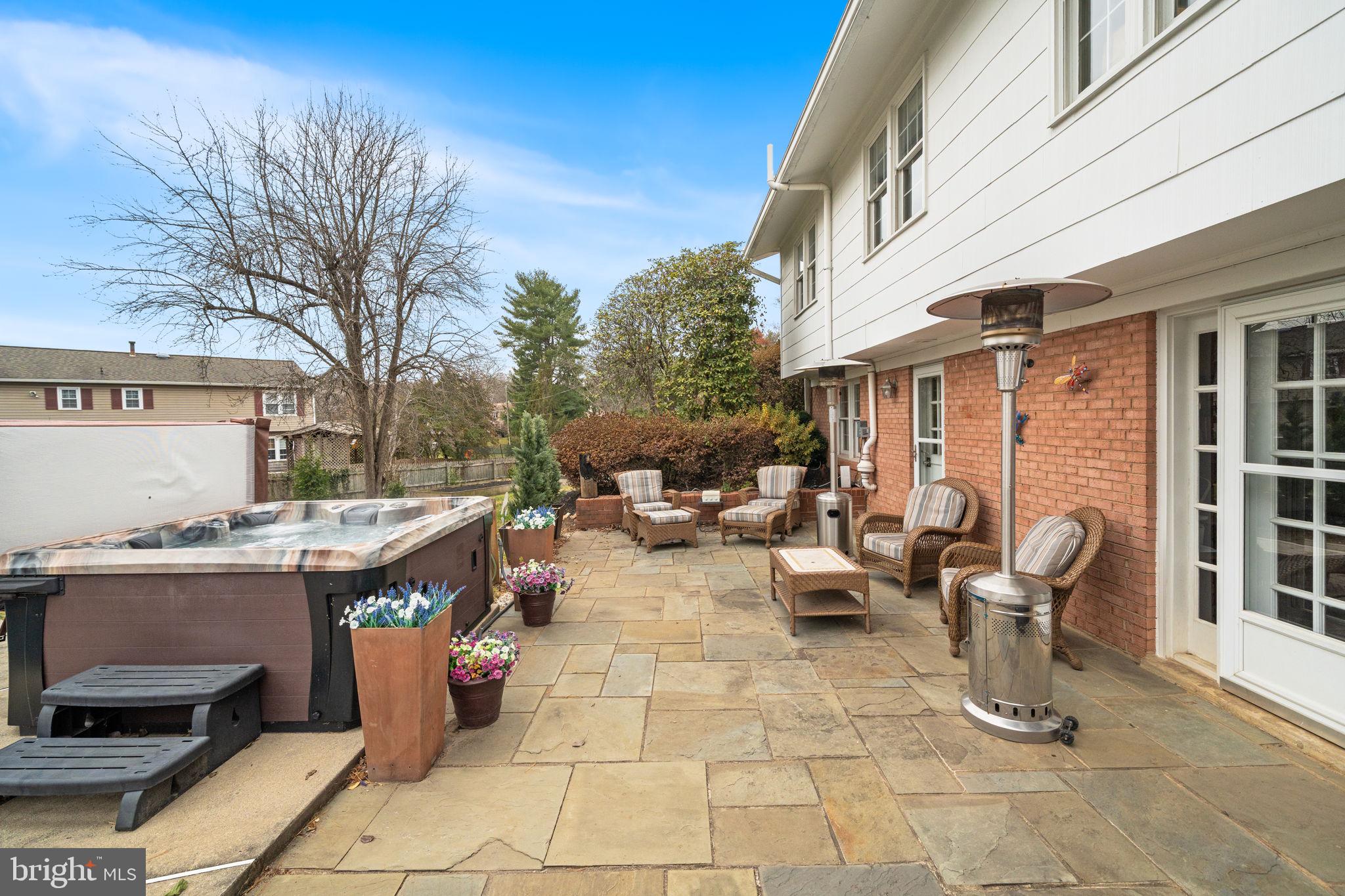 MANOR LAKE - Residential