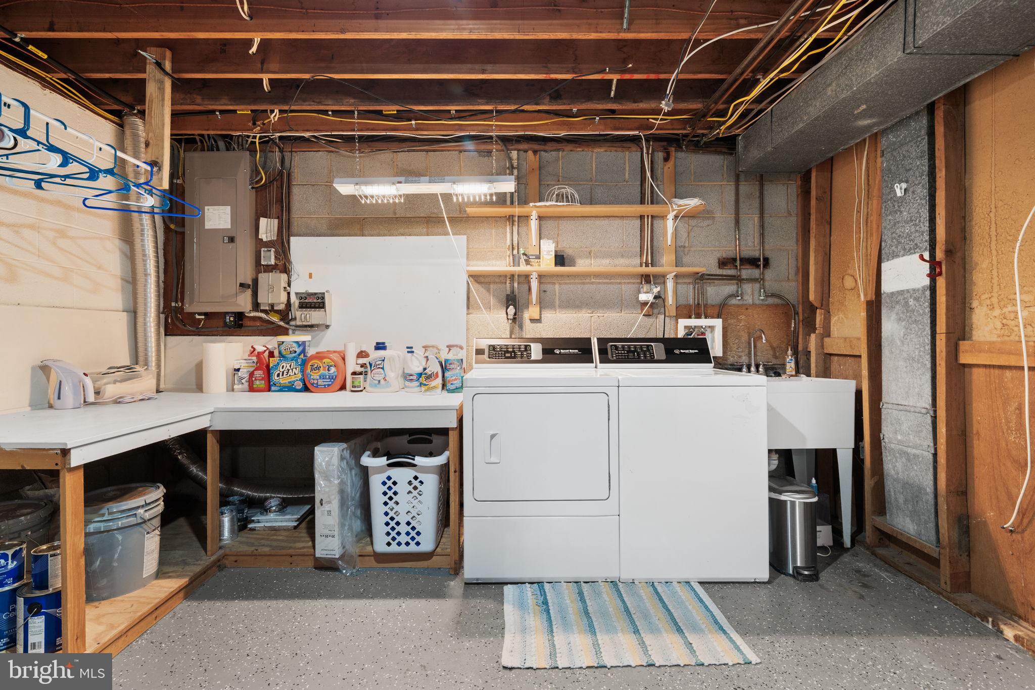 MANOR LAKE - Residential