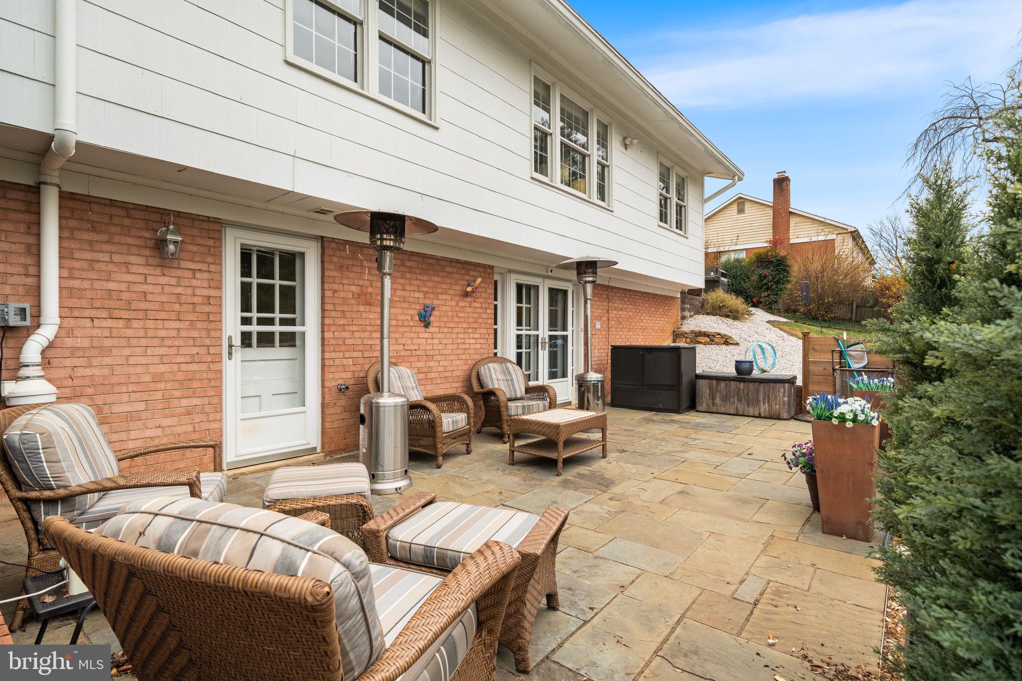 MANOR LAKE - Residential