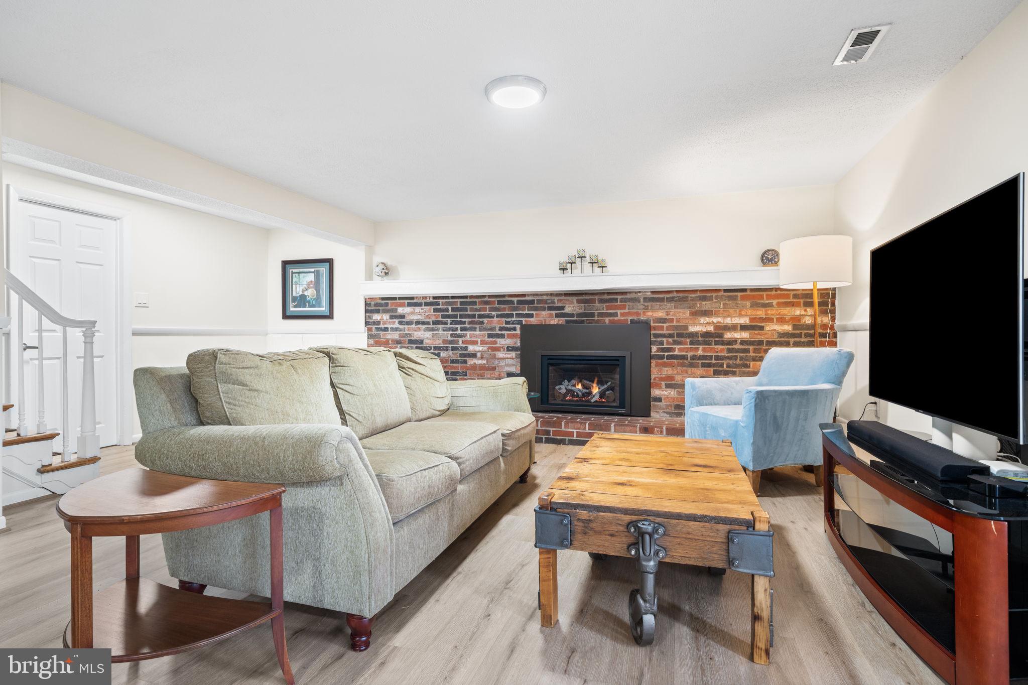 MANOR LAKE - Residential