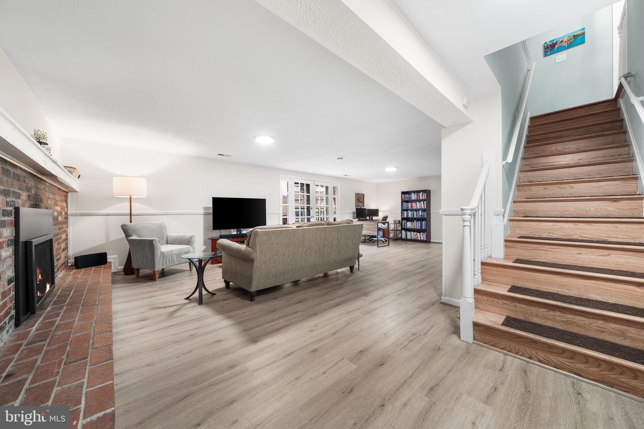 MANOR LAKE - Residential